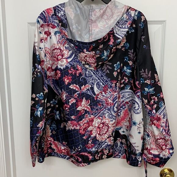 Chicos Zenergy size 3 (16-18) floral windbreaker/jacket/top with bag for storage - Picture 3 of 11